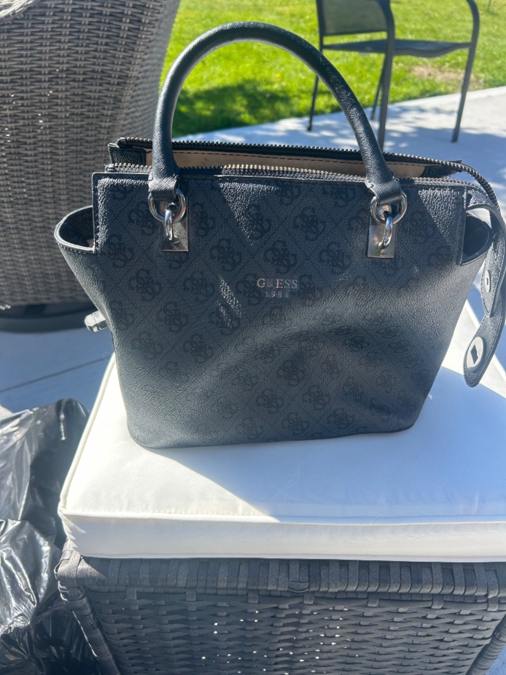 Guess purse - Picture 4 of 10